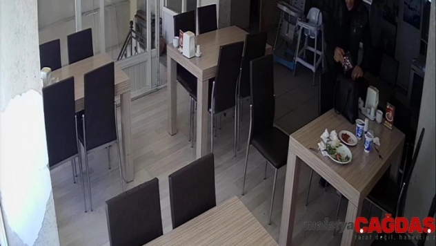 Elini yıkamaya gitti, döndüğünde şoke oldu