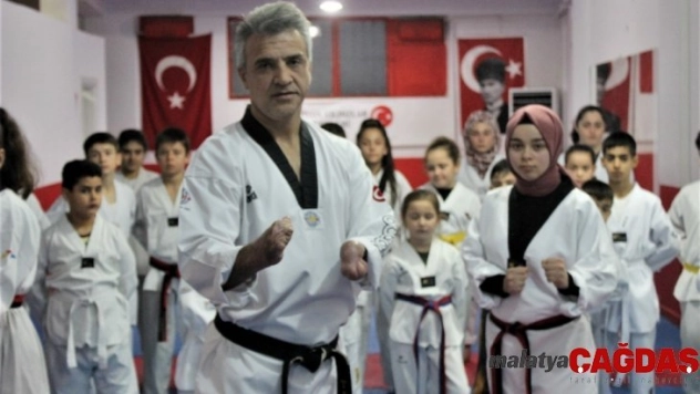 Elleri olmadan 2 kez dünya şampiyonu oldu, şimdi şampiyonlar yetiştiriyor