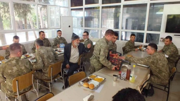 Elmacı Dede şimdi de Suriye sınırında