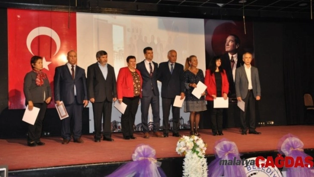 Emekli öğretmenden, emekli olan kızına şeref belgesi