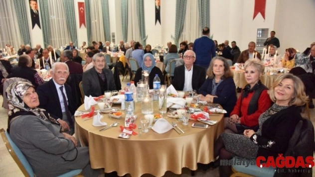 Emekli öğretmenler akşam yemeğinde bir araya geldi
