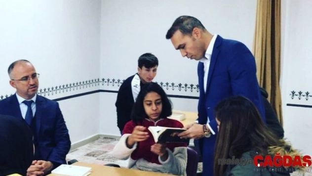 Emet'te kitap okuma kampanyası ilgi görüyor