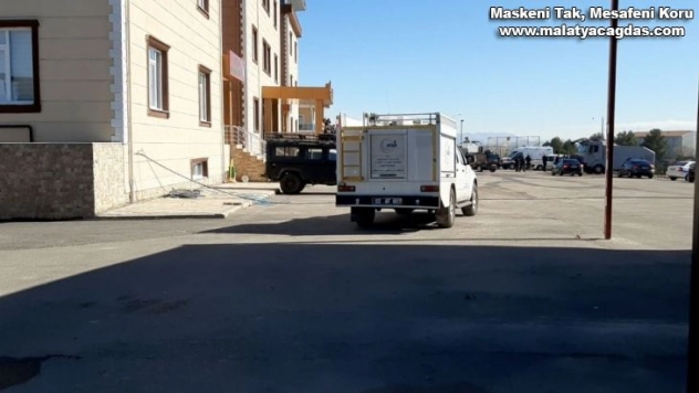 Emniyet müdürlüğü çatısı uçtu: 1 yaralı