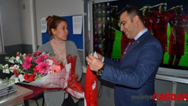 Emniyet müdüründen şehit eşine derste sürpriz ziyaret