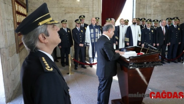 Emniyet teşkilatı tam kadro Ata'nın kabri başında