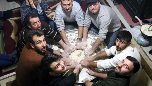 En az 6 kişiyle yapılıyor, yapımı saatler sürüyor