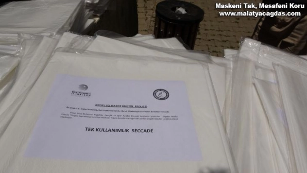 Engelli bireylerin ürettiği maske ve seccadeler cami cemaatine dağıtıldı