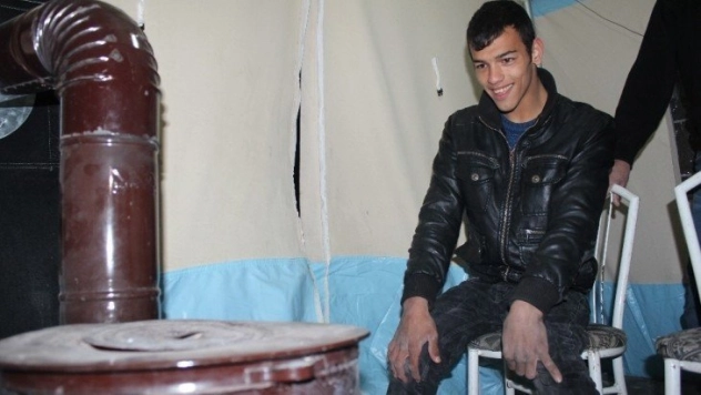 Engelli depremzede, çadırda  ailesiyle yaşama tutundu