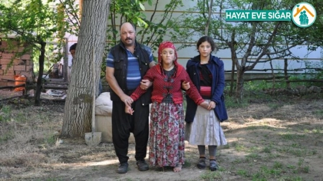 Engelli kızını 21 yıldır sırtında taşıyor