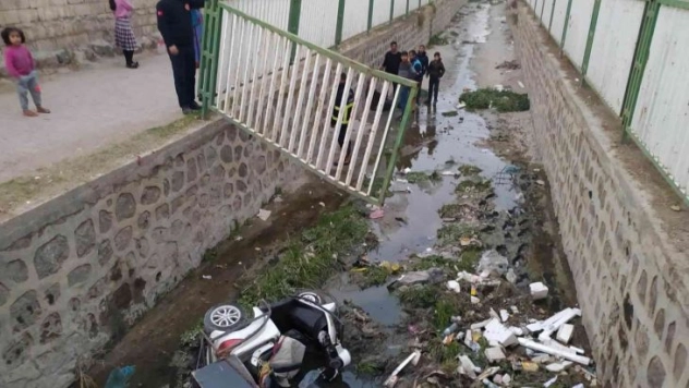 Engelli sürücü motosikleti ile dereye uçtu