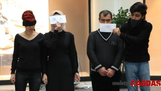 Engelli ünlü isimleri canlandırıp, farkındalık oluşturdular