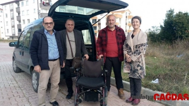 Engelli vatandaşa akülü sandalye hediye edildi
