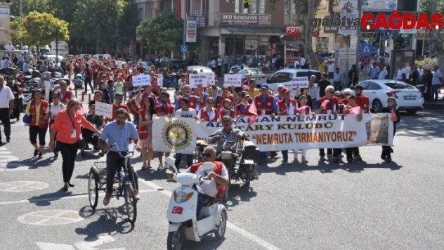 Engelliler davul zurna eşliğinde yürüdü