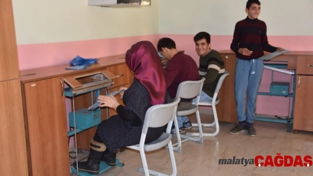 Engelliler galoş üreterek aile bütçelerine katkı sağlıyor