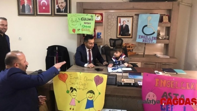 Engelliler gününde makam koltuğunu engelli bir çocuk devraldı