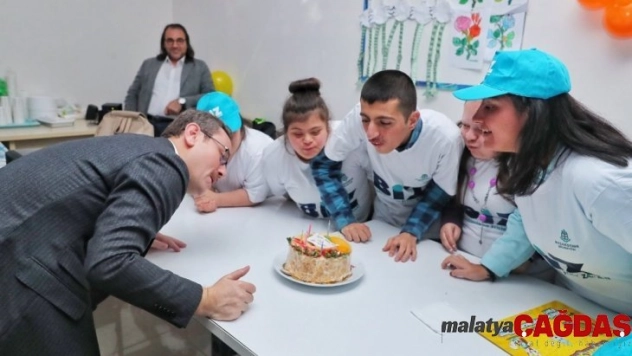 Engelsiz kursiyerlere doğum günü sürprizi