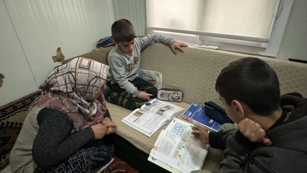 Enkaz altında kalmaktan son anda kurtulan aile yaşadıklarını unutamıyor