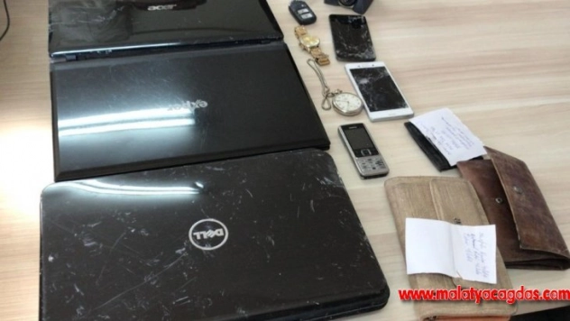 Enkaz altından çıkartılan eşyalar depremzedelere teslim ediliyor