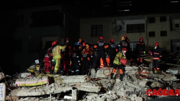 Enkazda arama kurtarma çalışmaları devam ediyor