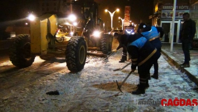 Erciş Belediyesinden eksi 10 derecede kar temizliği