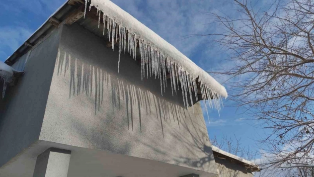 Erciş'te buz sarkıtları tehlike saçıyor