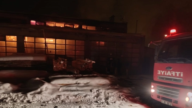 Erciş'te iş yeri yangını