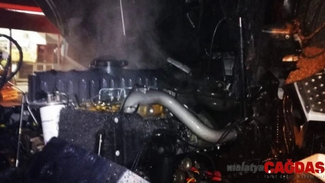 Erciş'te koyun yüklü kamyon da yangın çıktı