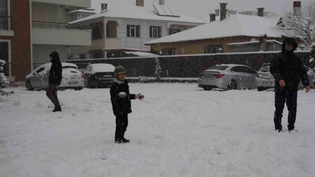 Erciş'te vatandaşların kar sevinci