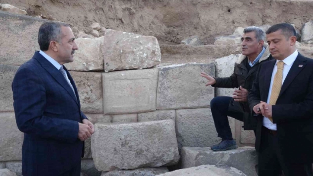 Erciş Zernaki Tepesi'ndeki kazı çalışmalarında Aramice 4 kitabe bulundu