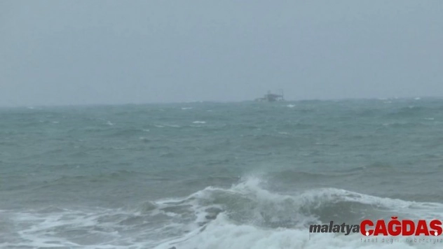 Erdemli'de sağanak ve fırtına etkili oluyor