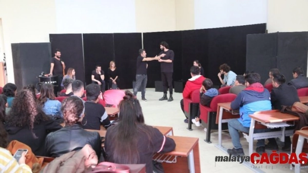 Erdemli'de üniversite öğrencilerine ücretsiz tiyatro gösterisi