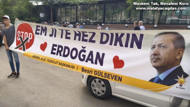 Erdoğan'ın Diyarbakır ziyaretinde açılan destek pankartı ilgi çekti
