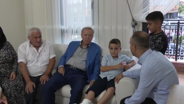 Erdoğan, Yeni Evlerinde Depremzede Zengin Ailesine Konuk Oldu