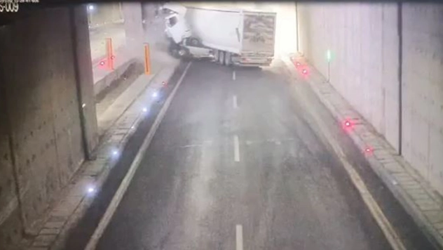 Erkenek Tünelinde ikiye ayrılan tır kazasının görüntüleri çıktı