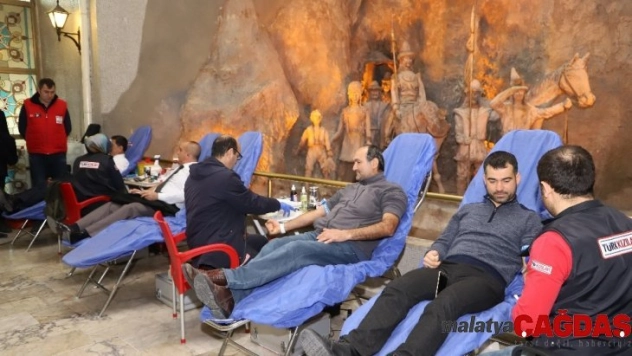 Erzincan Belediyesinden Türk Kızılay'ına destek