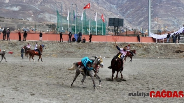Erzincan'da ata sporu cirit yaşatılıyor
