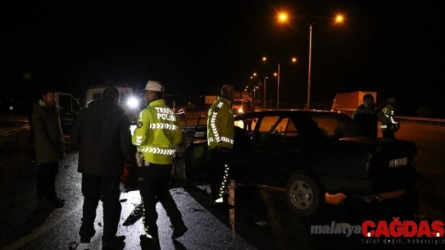 Erzincan'da iki otomobil çarpıştı: 1 ölü, 2 yaralı