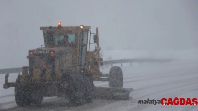 Erzincan'da kar ve tipi 10 köy yolunu ulaşıma kapadı