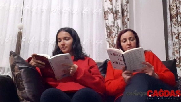 Erzincan'da öğrenci ve veliler televizyonları kapatıp kitap okuyor