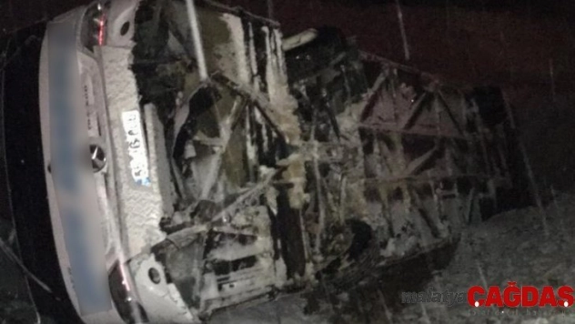 Erzincan'da yolcu otobüsü devrildi: Çok sayıda yaralı var