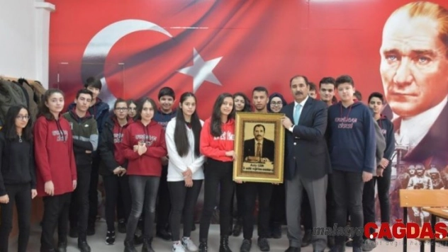 Erzincan Lisesinden İl Milli Eğitim Müdürü Gün'e Öğretmenler Günü hediyesi