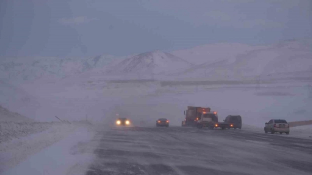 Erzurum-Artvin karayolunda tipi etkili oldu, 6 araç kaza yaptı