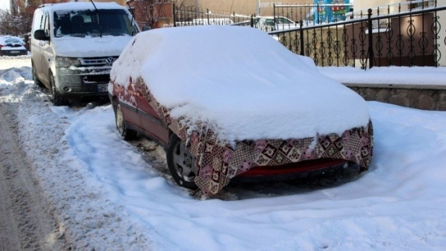 Erzurum buz tuttu, araçların yakıt depoları dondu