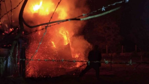 Erzurum'da alevler geceyi aydınlattı: 2 ev, 5 ahır ve 1 kiler kül oldu