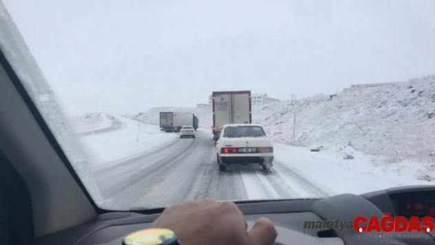 Erzurum'da buzda kayan tır yolu ulaşıma kapattı