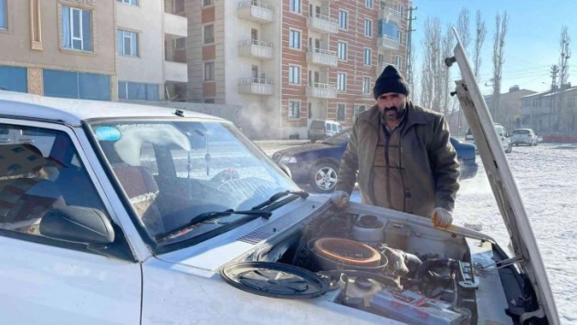 Erzurum'da donan araçlar çalıştırılamadı