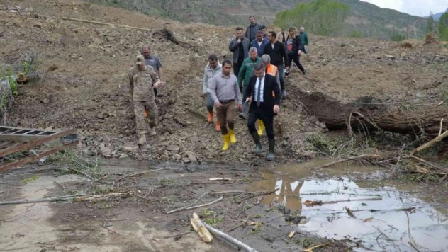 Erzurum'da heyelan nedeniyle 10 ev boşaltıldı, mezarlar tahrip oldu