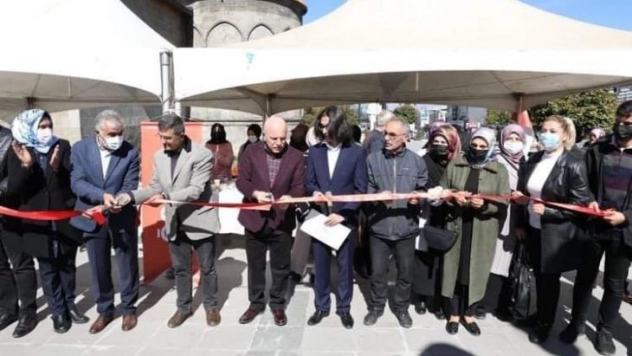 Erzurum'da ihtiyaç sahibi öğrenciler için hayır çarşısı düzenlendi