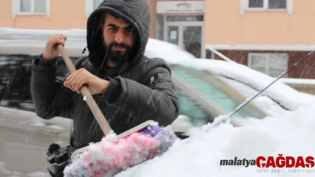 Erzurum'da kar hayatı felç etti