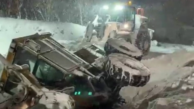 Erzurum'da kar temizleme aracı devrildi